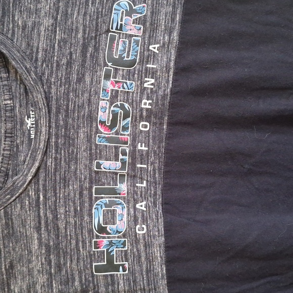 3/$20 Hollister Black and Gray T-Shirt Size Small - Picture 2 of 4